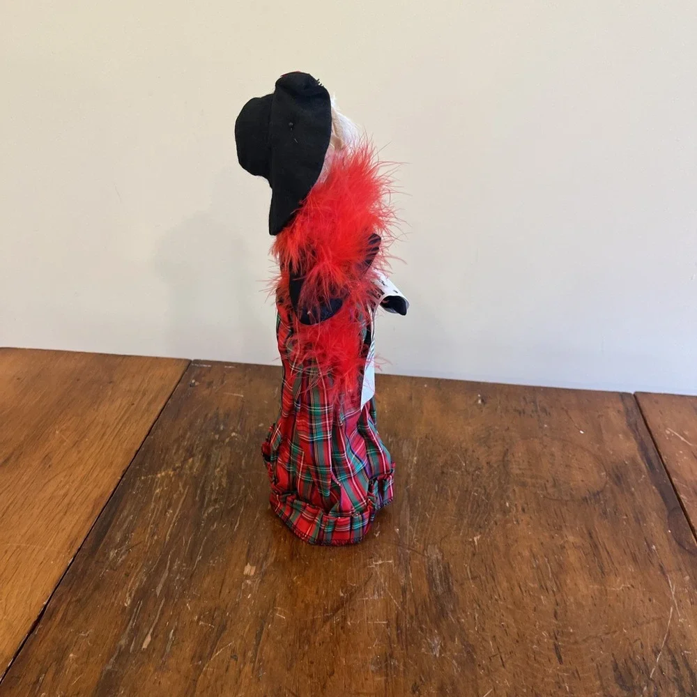 1996 BYERS CHOICE CHRISTMAS CAROLER Blond Hair cardinal, Red Boa Pearls Plaid